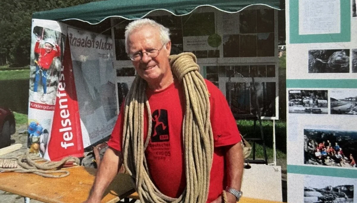 Lothar Roßner am Infostand mit Hanfseil | © DAV Leipzig