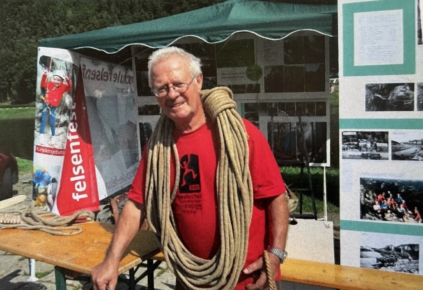 Lothar Roßner am Infostand mit Hanfseil | © DAV Leipzig