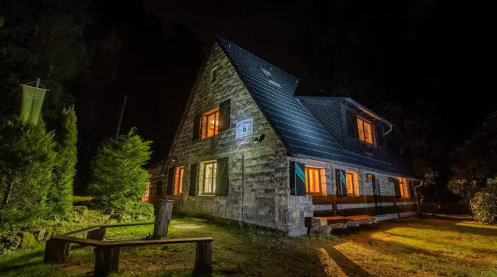 Karl-Stein-Hütte bei Nacht | © Manuel Osburg