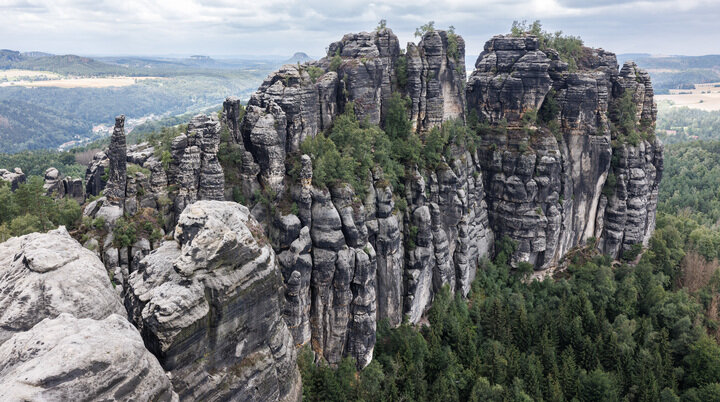 Blick auf die Schrammsteine von der Aussicht von der Tante bis zum Hohen Torstein | © DAV Leipzig/John Matzke