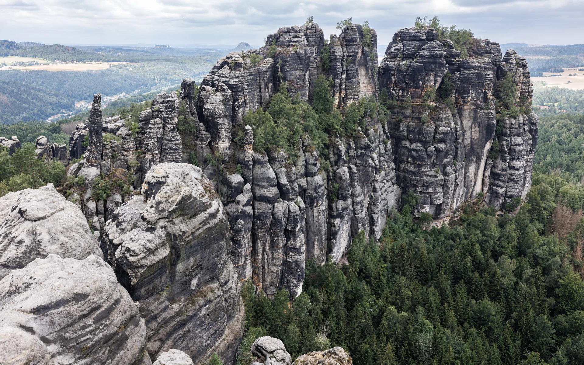 Blick auf die Schrammsteine von der Aussicht von der Tante bis zum Hohen Torstein | © DAV Leipzig/John Matzke