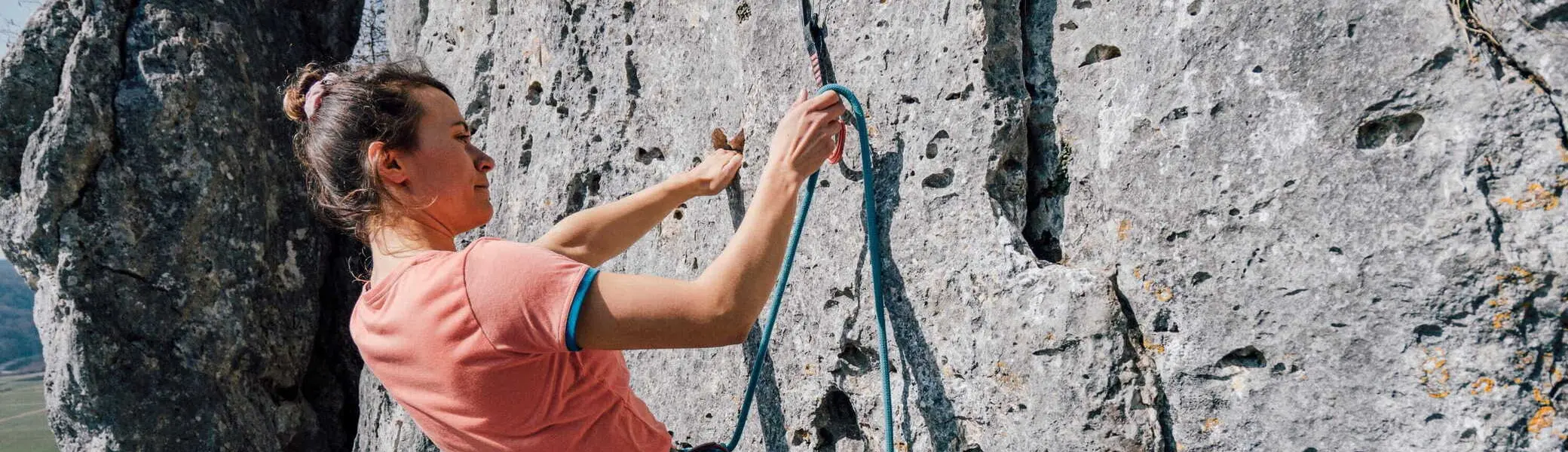Eine Frau klettert an einem Fels | © Julian Rohn