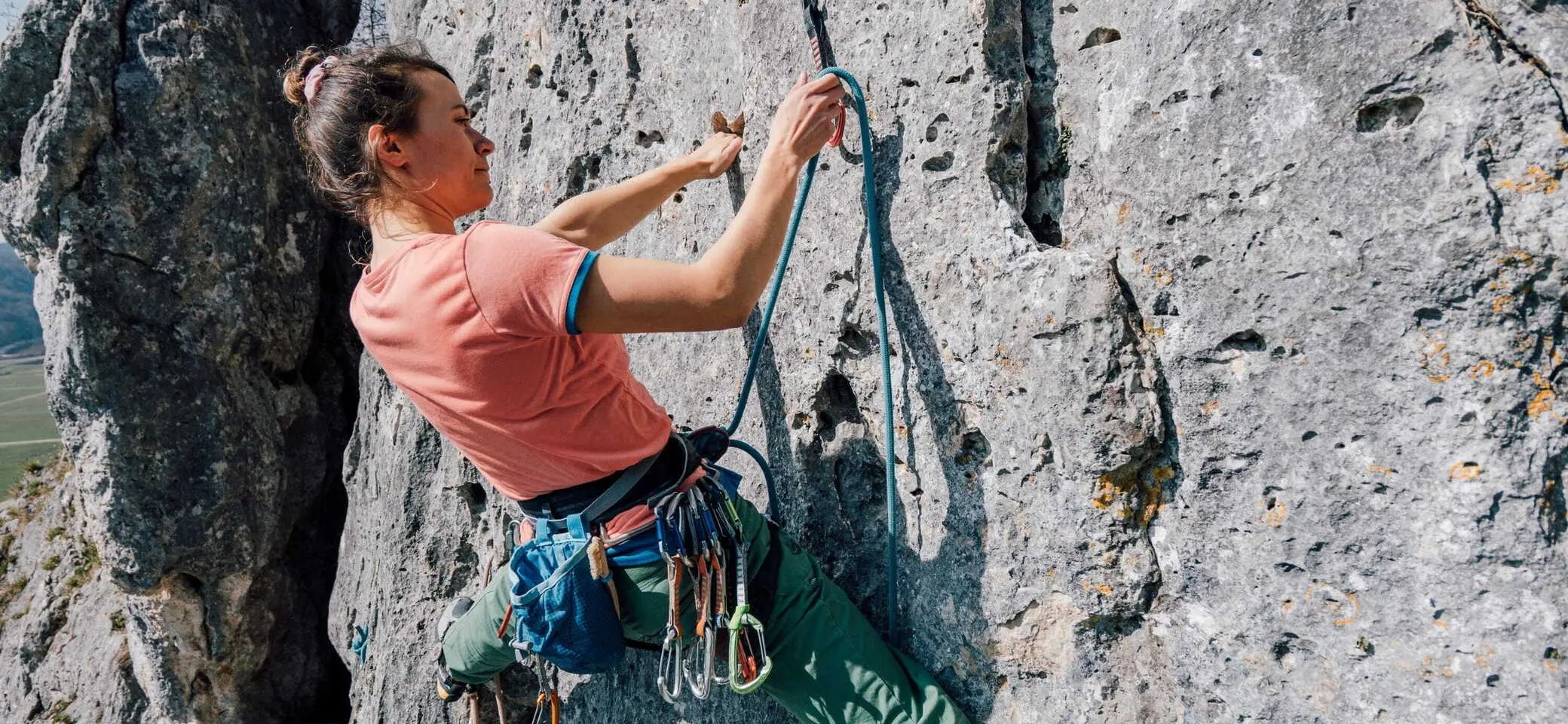 Eine Frau klettert an einem Fels | © Julian Rohn