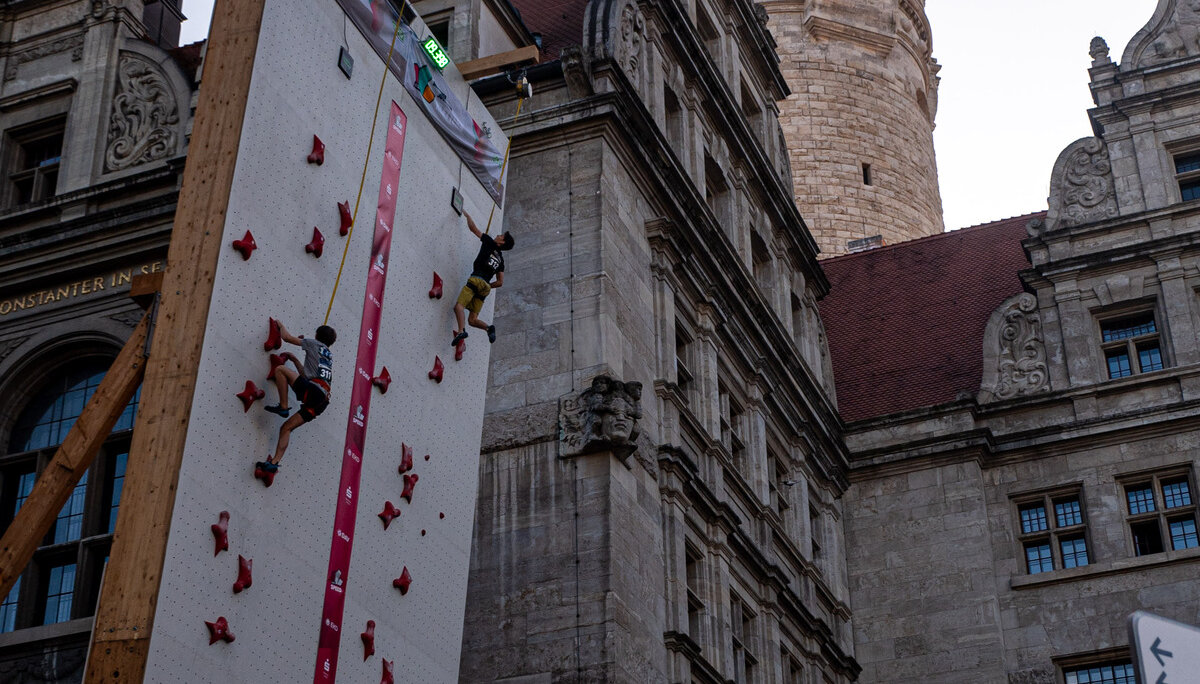 Speedwand mit Rathausturm | © thethreephotofriends