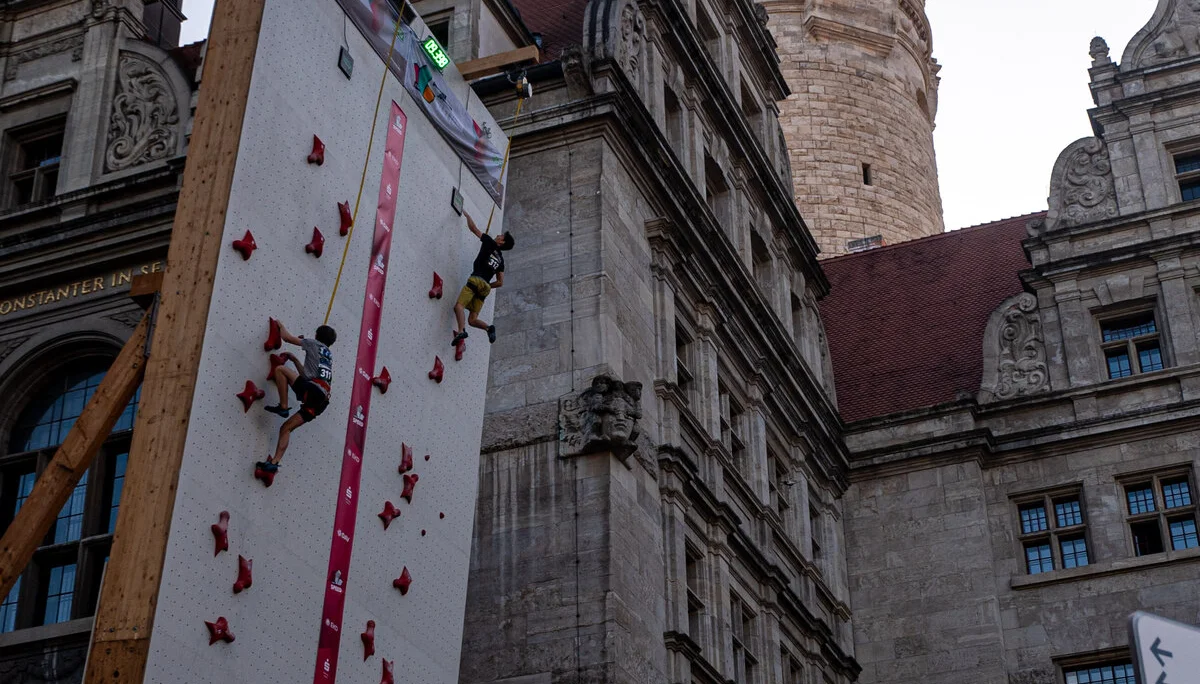 Speedwand mit Rathausturm | © thethreephotofriends