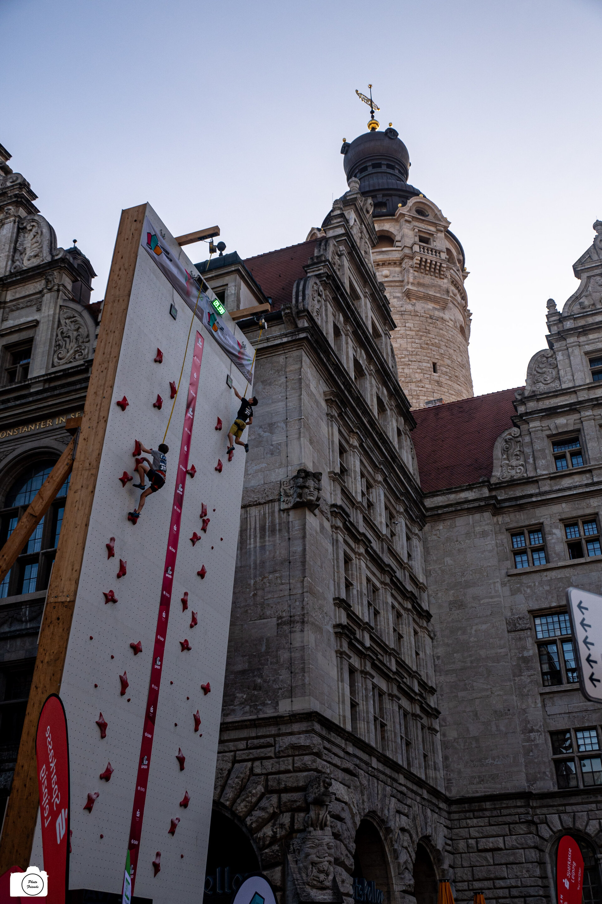 Speedwand mit Rathausturm | © thethreephotofriends