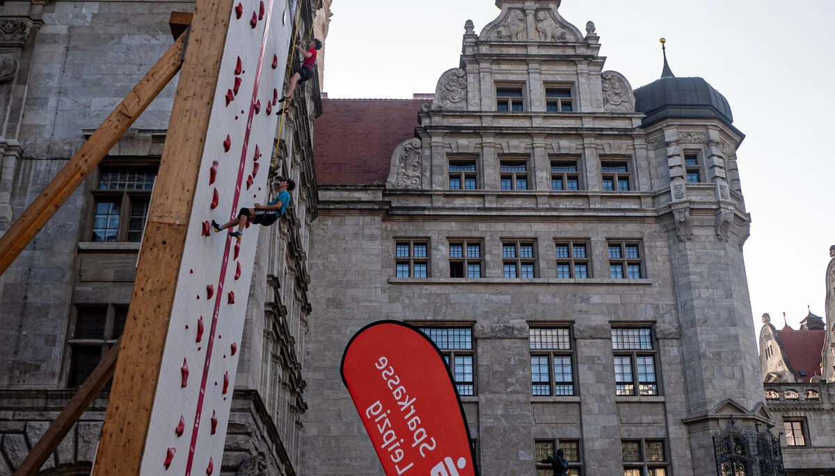 Speedwand mit Rathaus | © thethreephotofriends