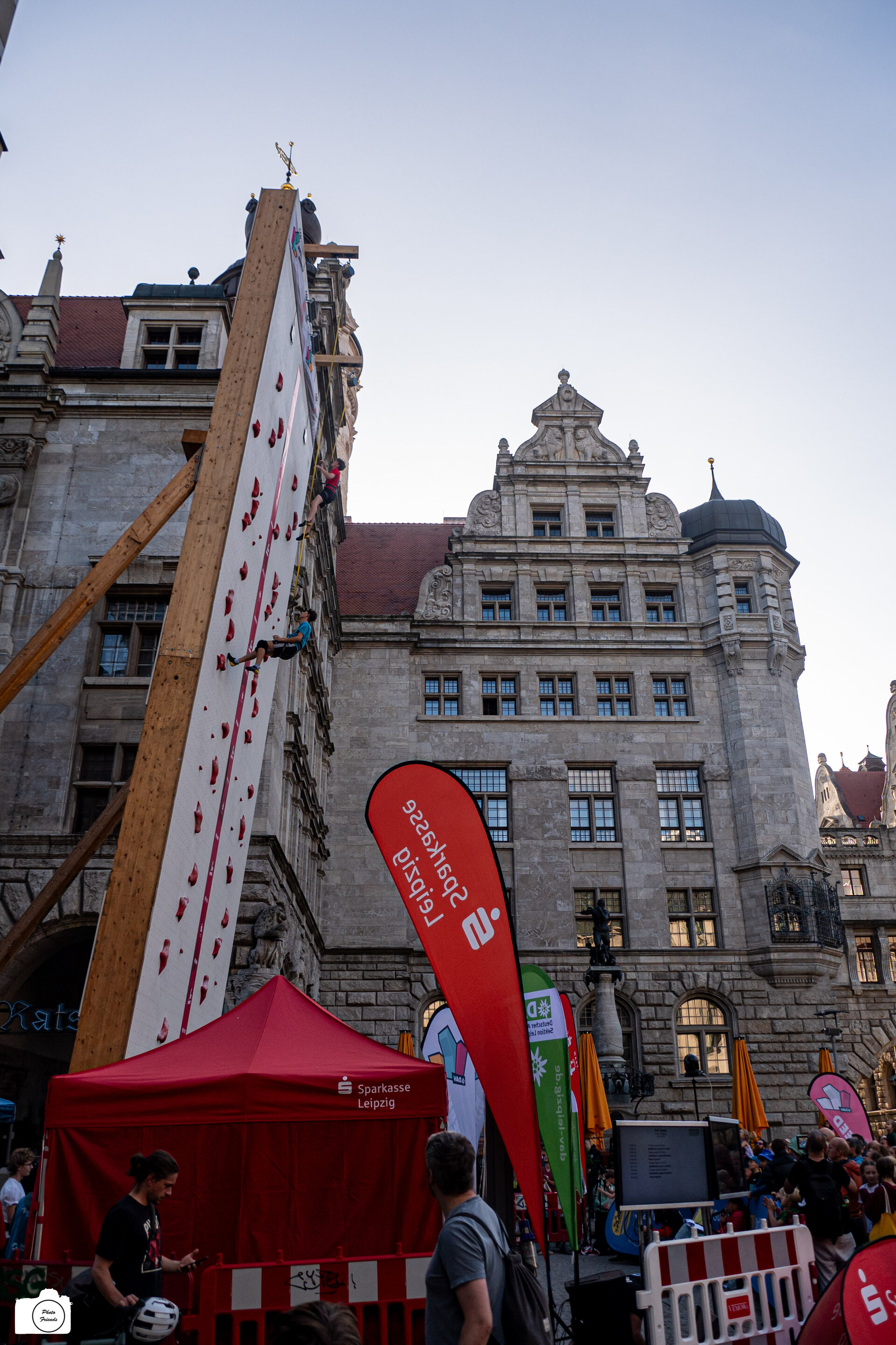 Speedwand mit Rathaus | © thethreephotofriends