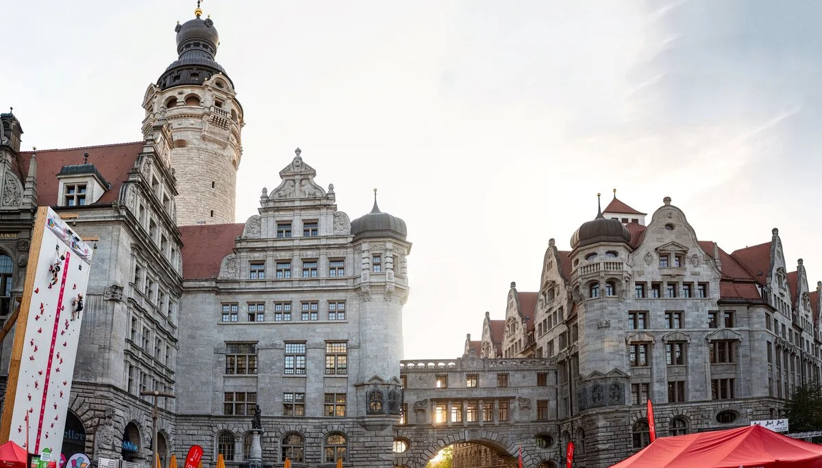 Panorama Burgplatz mit Speedwand | © thethreephotofriends