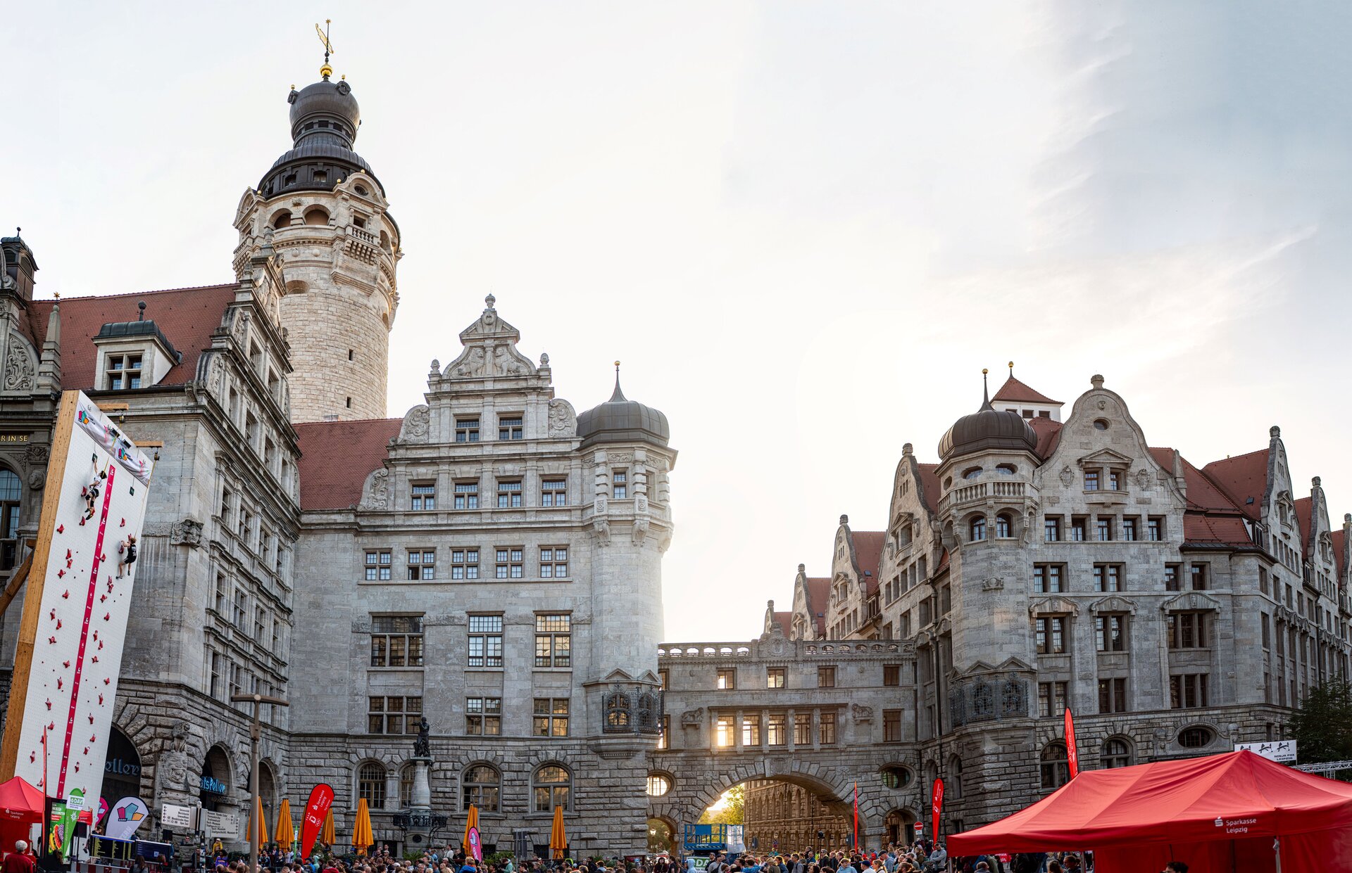 Panorama Burgplatz mit Speedwand | © thethreephotofriends
