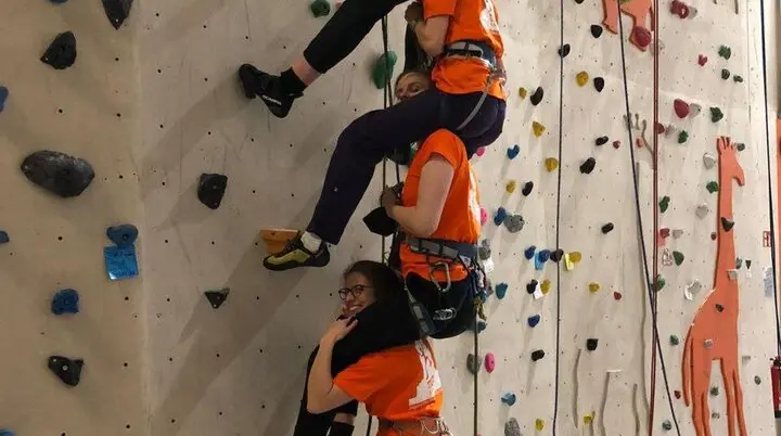 Vier Personen, wie sie jeweils auf den Schultern einer Person sitzen | © Charlotte Wagner