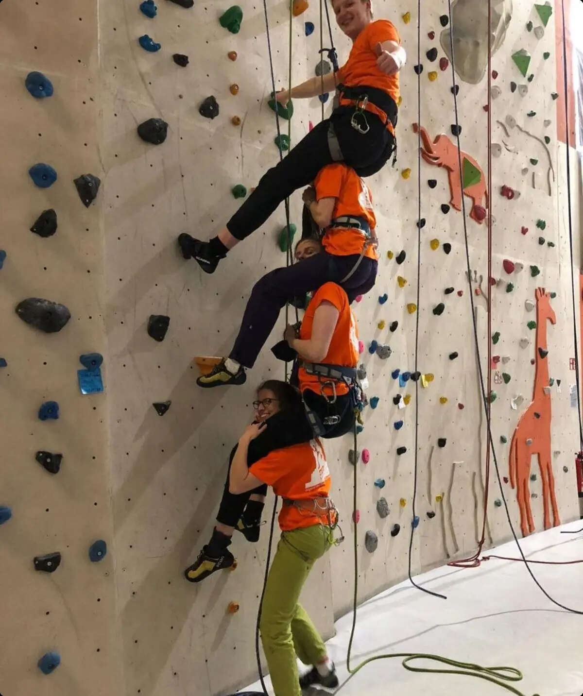 Vier Personen, wie sie jeweils auf den Schultern einer Person sitzen | © Charlotte Wagner