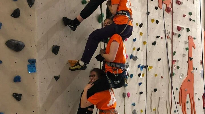 Vier Personen, wie sie jeweils auf den Schultern einer Person sitzen | © Charlotte Wagner