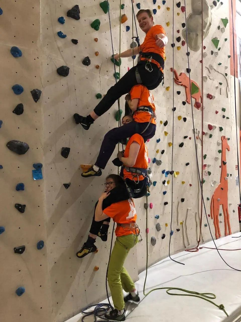 Vier Personen, wie sie jeweils auf den Schultern einer Person sitzen | © Charlotte Wagner