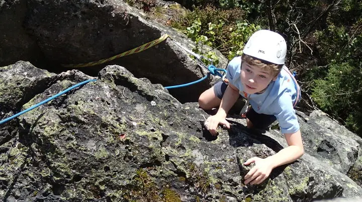 Ein Junge klettert an einer Felswand | © Christine Eyle