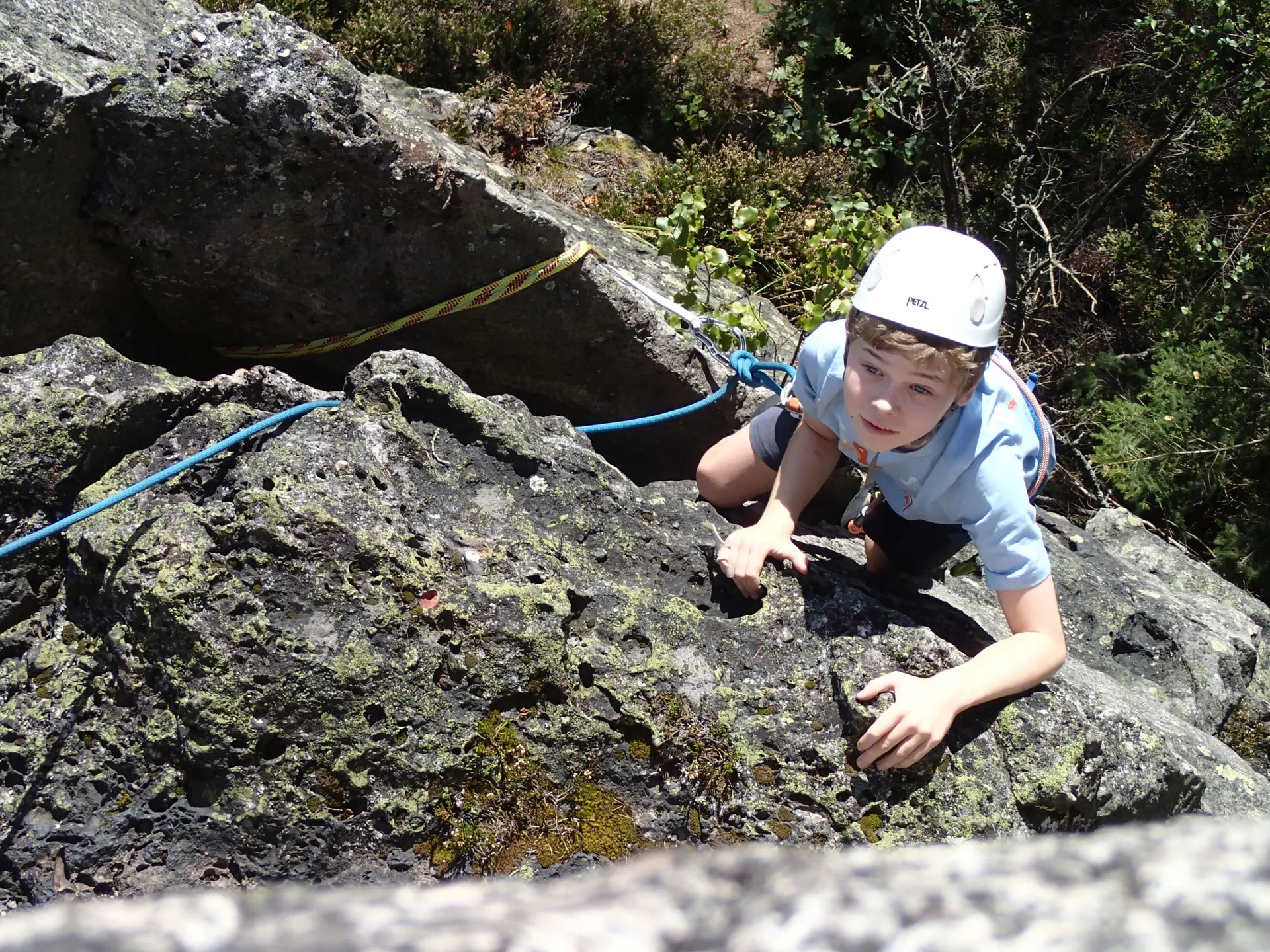 Ein Junge klettert an einer Felswand | © Christine Eyle