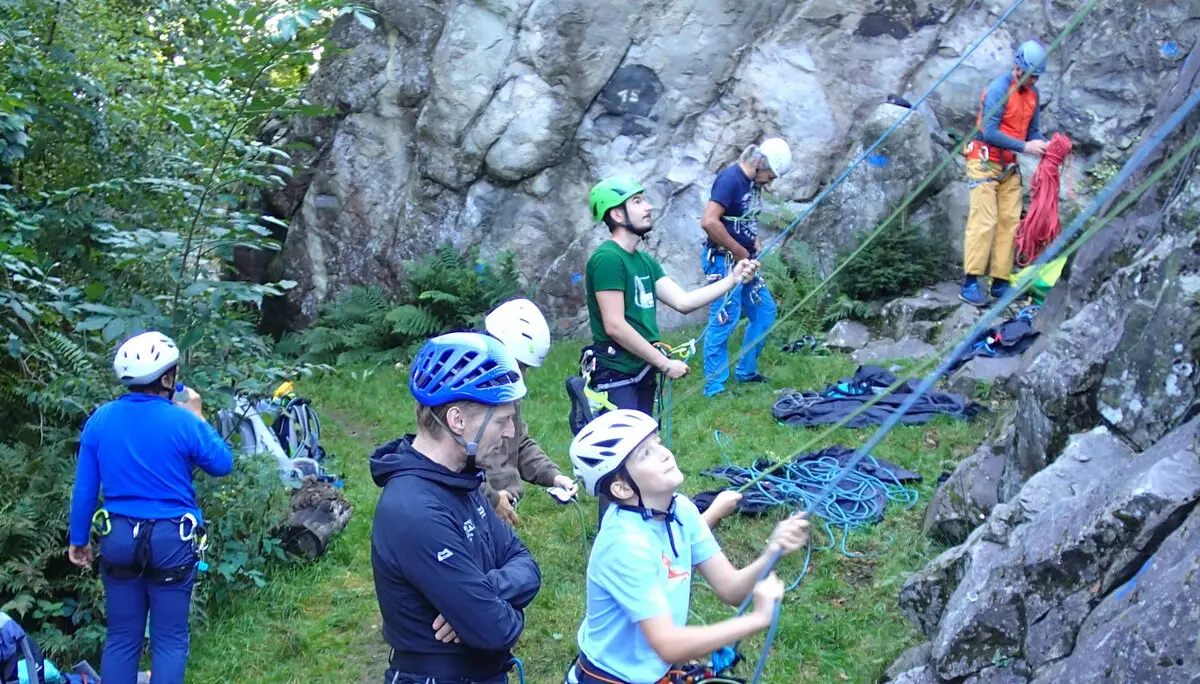 Einige Kletterer stehen vor einem Fels | © Christine Eyle