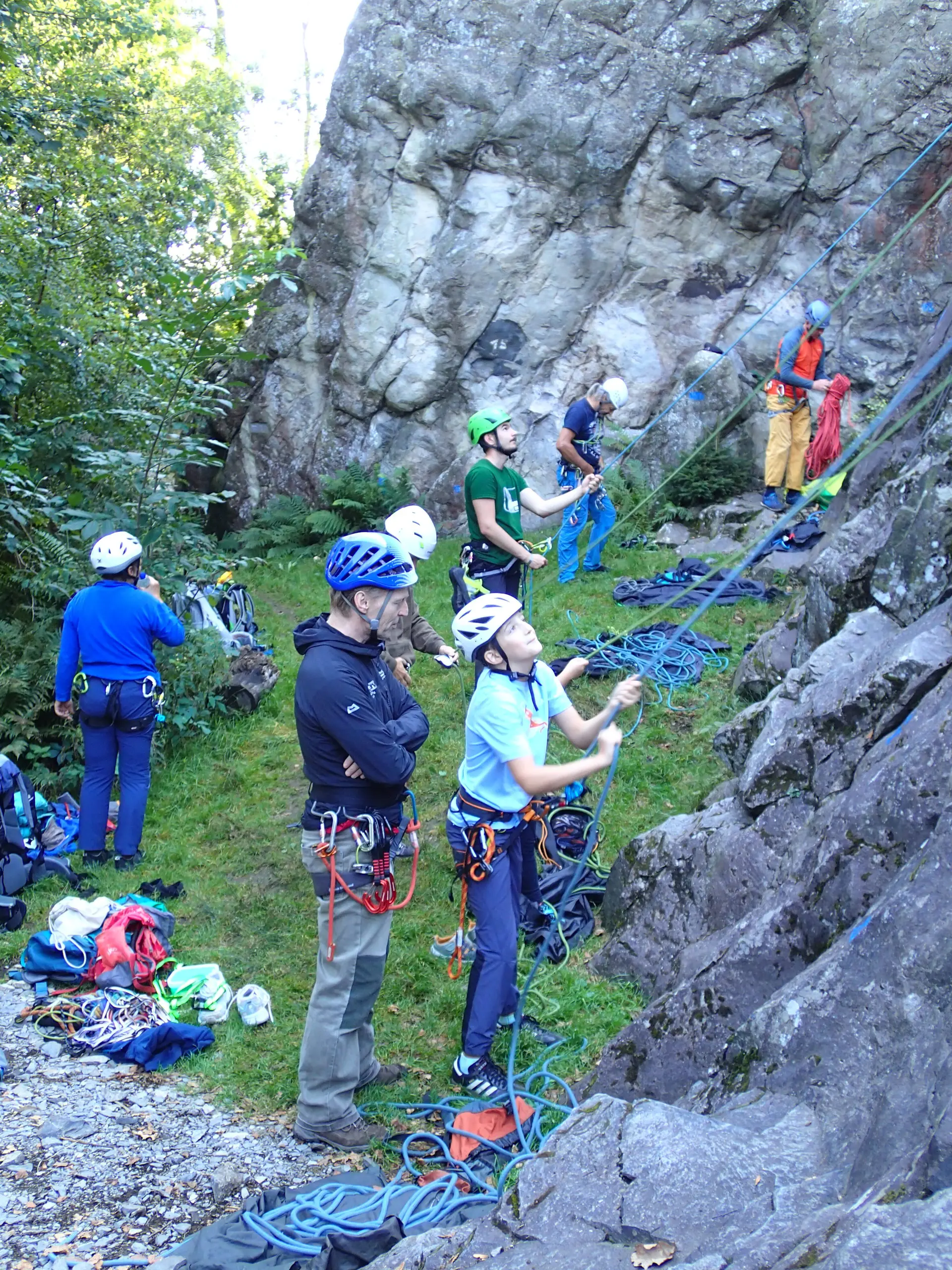 Einige Kletterer stehen vor einem Fels | © Christine Eyle