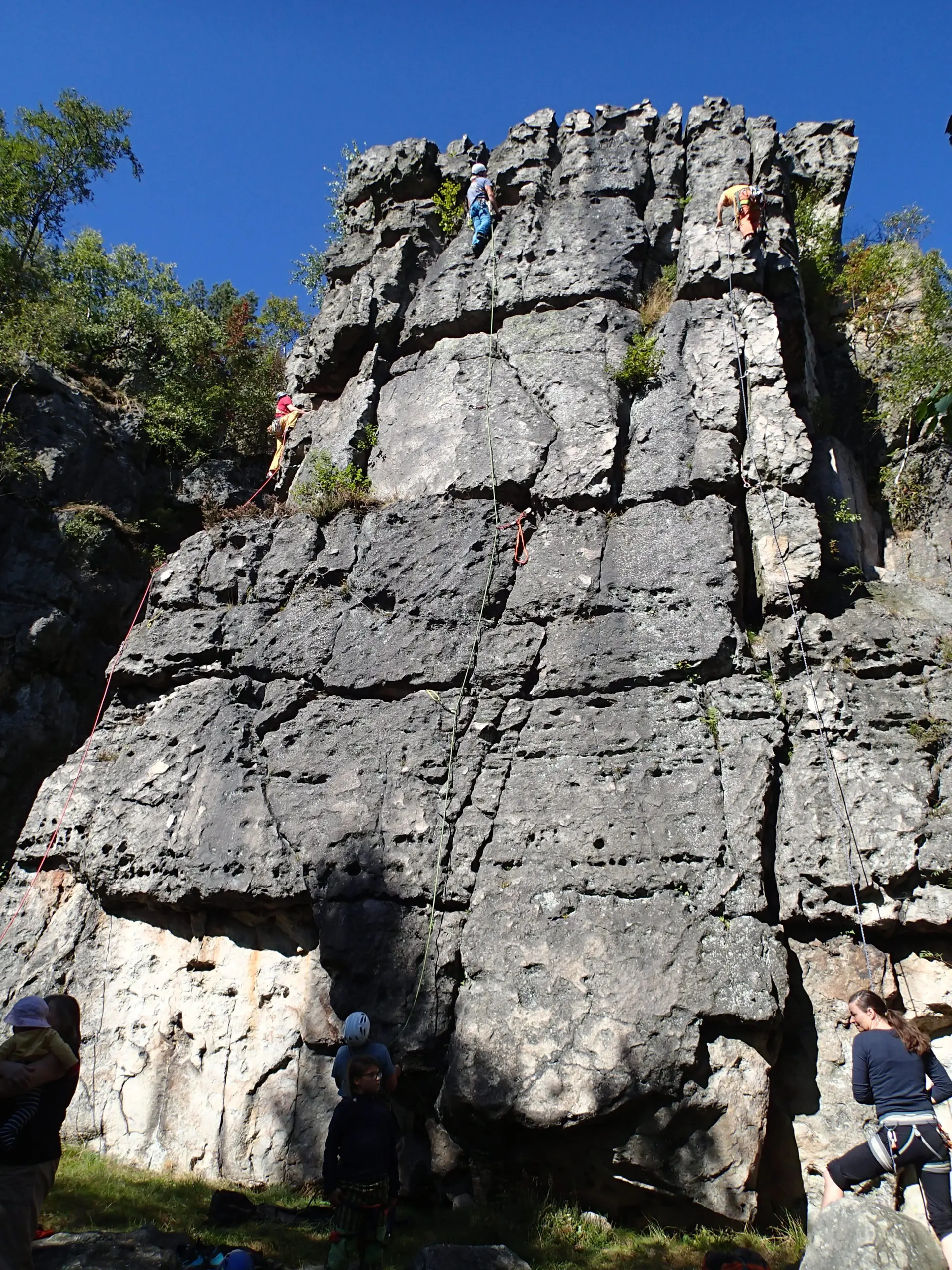 Ein großer Fels, an dem zwei Kletterer mit Seil klettern | © Christine Eyle