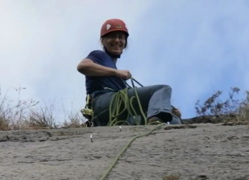 Klettererin mit Helm und Seil am Felsigen Standplatz | © DAV Leipzig - Eileen Staub