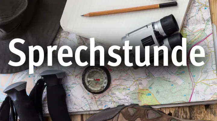 Landkarte und Wanderausrüstung | © Judith Schneider