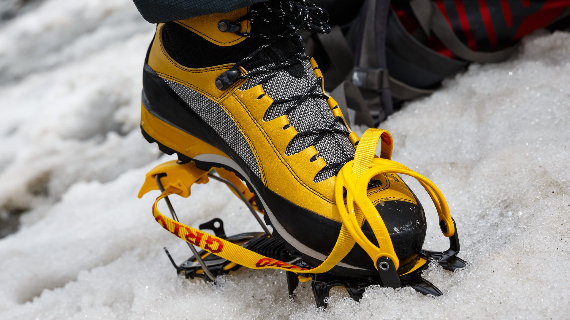 Hochtour: über den Gepatschferner zur Rauhekopfhütte. | © DAV/Marco Kost Ein Schuh mit Steigeisen auf einem Eisfeld | © DAV/Marco Kost