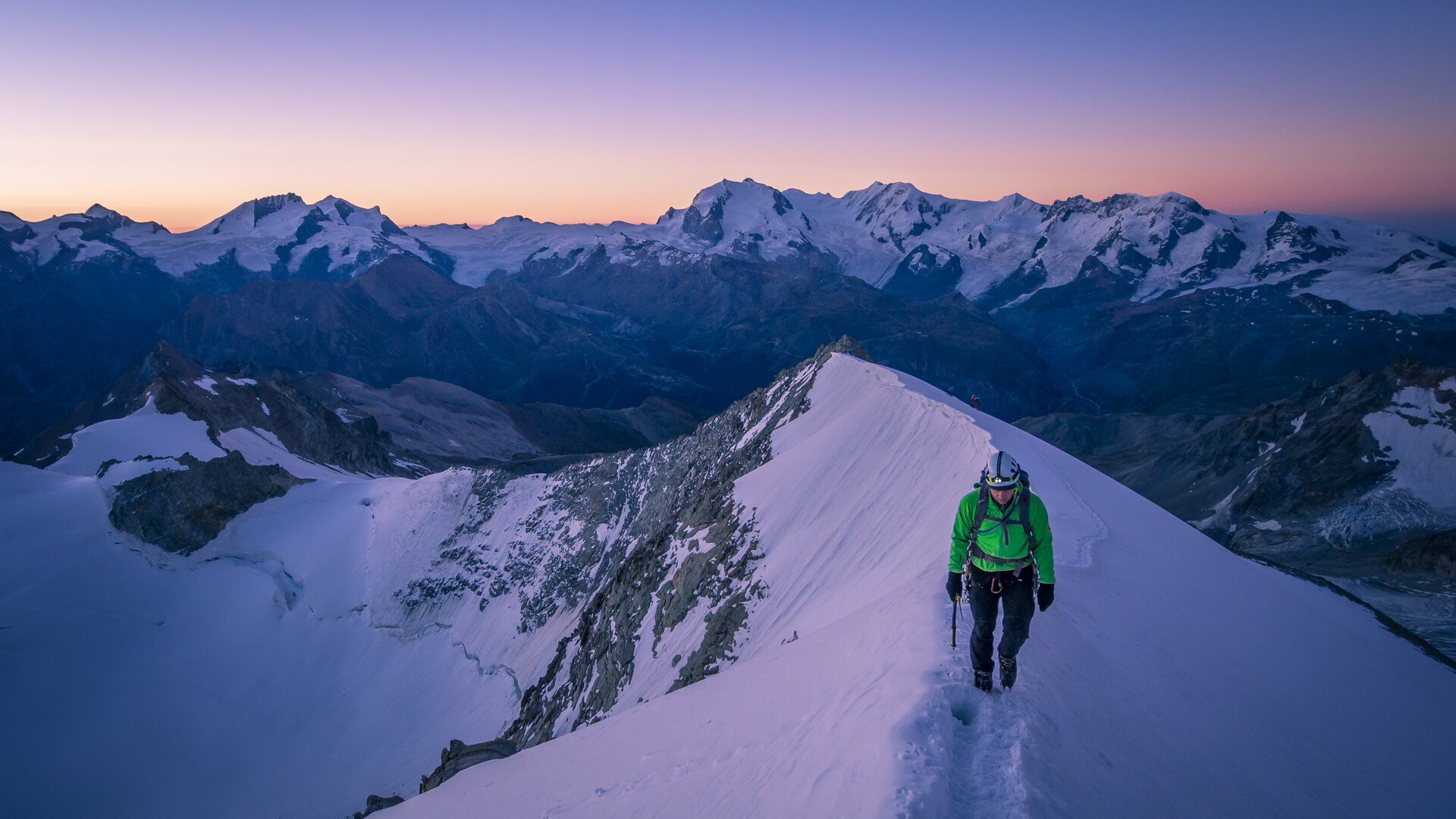 Hochtour im Wallis | © DAV/Silvan Metz Hochtour im Wallis: Wanderer auf Schneebedeckten Gipfeln | © DAV/Silvan Metz