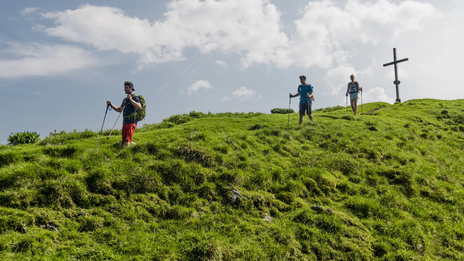 Drei Wanderer auf den grünen Berghängen der Chiemgauer Alpen | © DAV/Hans Herbig