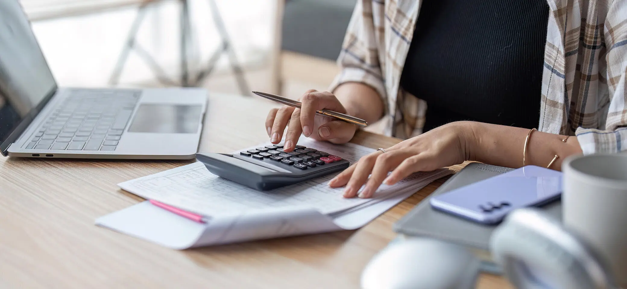 Arbeitsschfreibtisch mit Smartphone und Notizblock | © Adobe Stock / Nateee Meepian