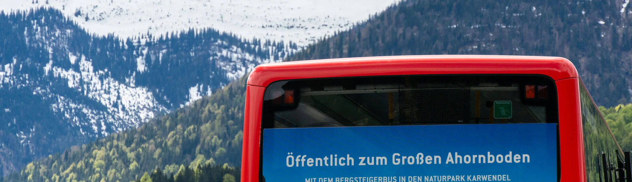 Der Bergsteigerbus – von hinten fotografiert -  fährt in die Alpen | © DAV/Tobias Hipp